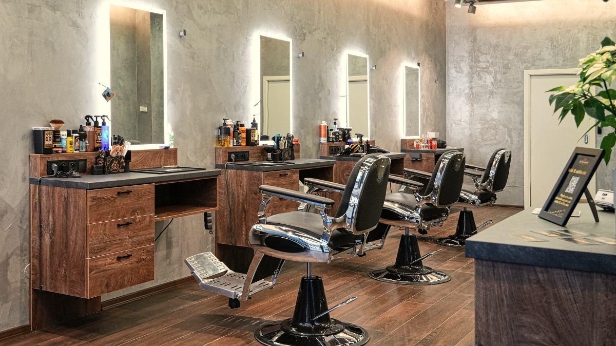 Interiér barber shopu Better Barber – křesla a pracoviště