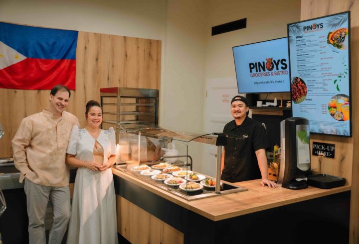 Prodejna a bistro PINOYS Groceries & Bistro v Praze s týmem