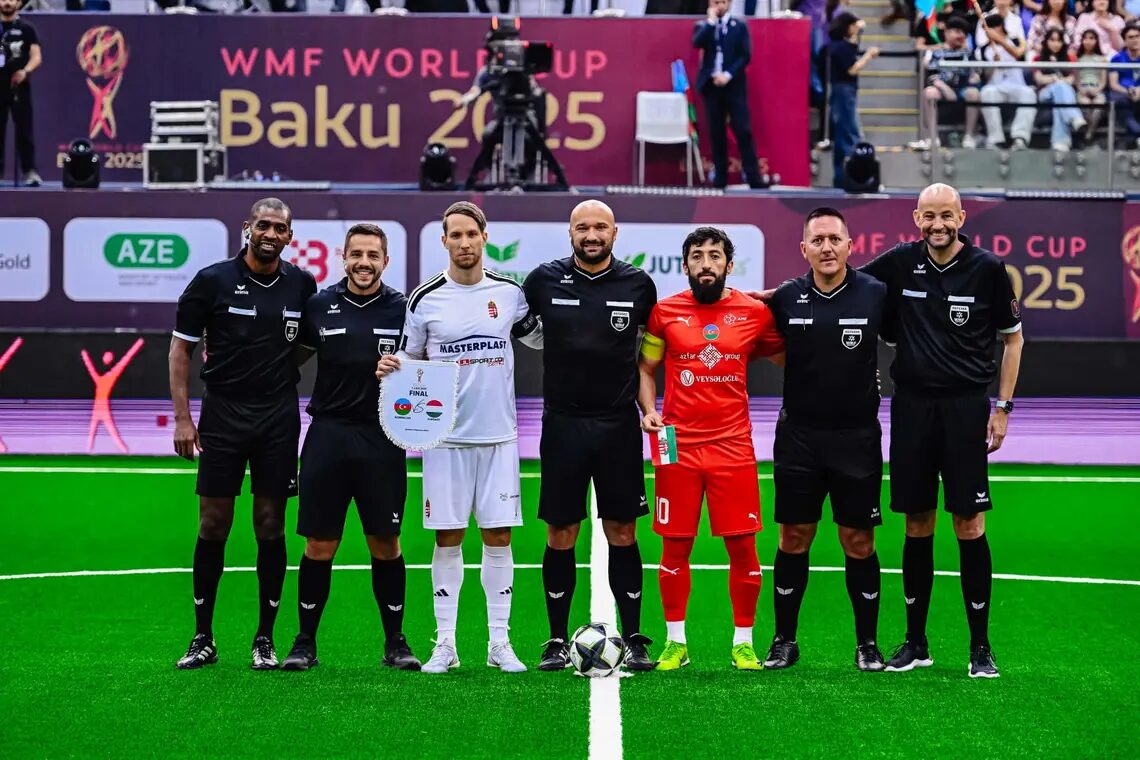 Rozhodcovský tým a kapitáni Ázerbájdžánu a Maďarska před finále mistrovství světa v Baku 2025
