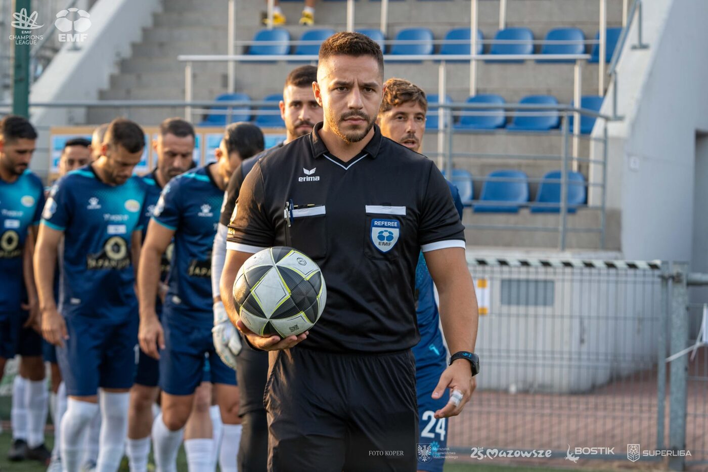 Tomáš Sýkora jako rozhodčí s míčem před zápasem EMF Champions League